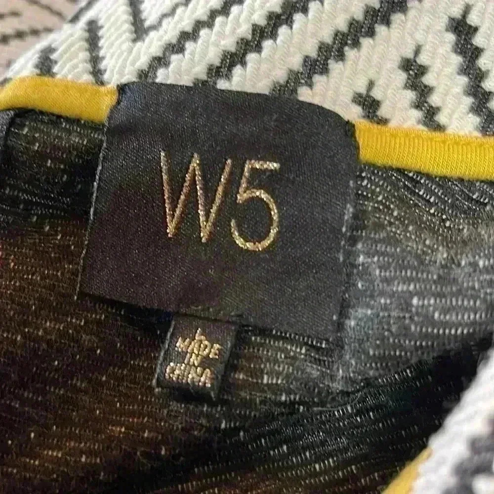 Brand-new W-5 woman’s black and white blouse. - Picture 3 of 5